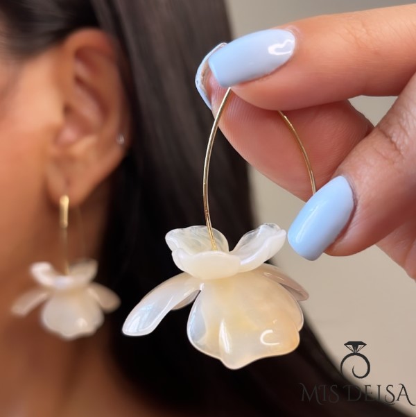گوشواره حلقه‌ ای گل رزینی
