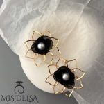 گوشواره گل پارچه‌ ای با فریم طلایی