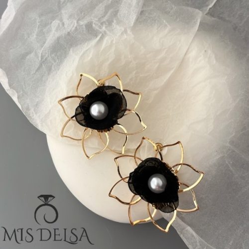 گوشواره گل پارچه ای با فریم طلایی