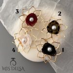 گوشواره گل پارچه‌ ای با فریم طلایی